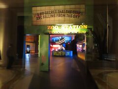 ZOO STATION: A U2:UV EXPERIENCE IN VEGAS

いままでU2の軌跡とZOO TVのコンセプトイベント会場です。
レアグッズなど多数取り揃え。大量に買ってしまった…。

すでにアメリカはカードはほとんどタッチ式になってました。
差し込むことも出来ましたが周りでやってた人は自分ぐらい。
また、レシートも出ず、リクエストしないともらえません。その際、紙にするかメールにするか選ばされました。メールを選択したのでタッチパネルにメールアドレスを入力し、その場でメールでレシート（Receipt）を送ってもらえる仕組みでした。