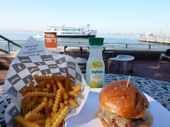 朝ごはん食べていなく、ここで初めてのアメリカ飯
ディスプレーの写真が大きく見えたし、脳の中で米国のハンバーガーはデカいと思っているので一つだけ買ってみたら以外に小さい
半分こして頂きました