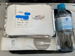 そしてやっぱりすぐ配られる機内食
機内食には小さいボトルウォーターが付いてきます

ZIPAIRさんは最近、到着2時間前に追加料金￥250で機内食を出すサービスを開始したみたいです