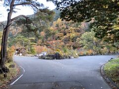 中房温泉のロータリーです。
温泉利用者はここまで来れます。
駐車場が満車の時は5000円で日帰り温泉入浴(同乗者全員)と駐車場利用のセットなどあるようです。
このあたりは紅葉がいい感じです。