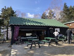 登山開始から3時間
合戦小屋到着
今はおしるこをメインでやっています。
カップ麺やカレー飯は500円。