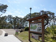 酒田市街中止部に入り、最初に車を停めたのが「日和山公園」でした。海の近くに位置しており、景色が良く雰囲気の良い公園でした。