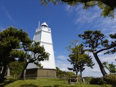 「日和山公園」で一番印象に残ったのが「木造六角灯台」です。
明治期の木造建築の灯台としては日本最古のもののひとつで、元は対岸に造られたものが、日和山公園の一画に移築されました。