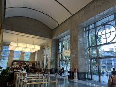 ここは毎回ショートカットをさせてもらった『エクスチェンジタワー』
1階にはスタバもあります（現金不可）
トイレも綺麗で中にはドラックストアもあります