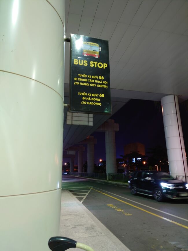 ハノイの空港を出て86番のバス停に向うが、ここに来るまでタクシーやミニバンの客引きがあります。バスに乗りたかったので断わりながらバス停到着。バス車内中央にスーツケースが置けるスペースがあります。