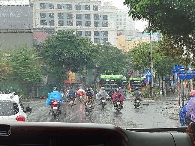 翌朝雨だったので、ハロン湾日本語ツアー集合場所のロッテホテルにグラブ（Grab）で向かう。