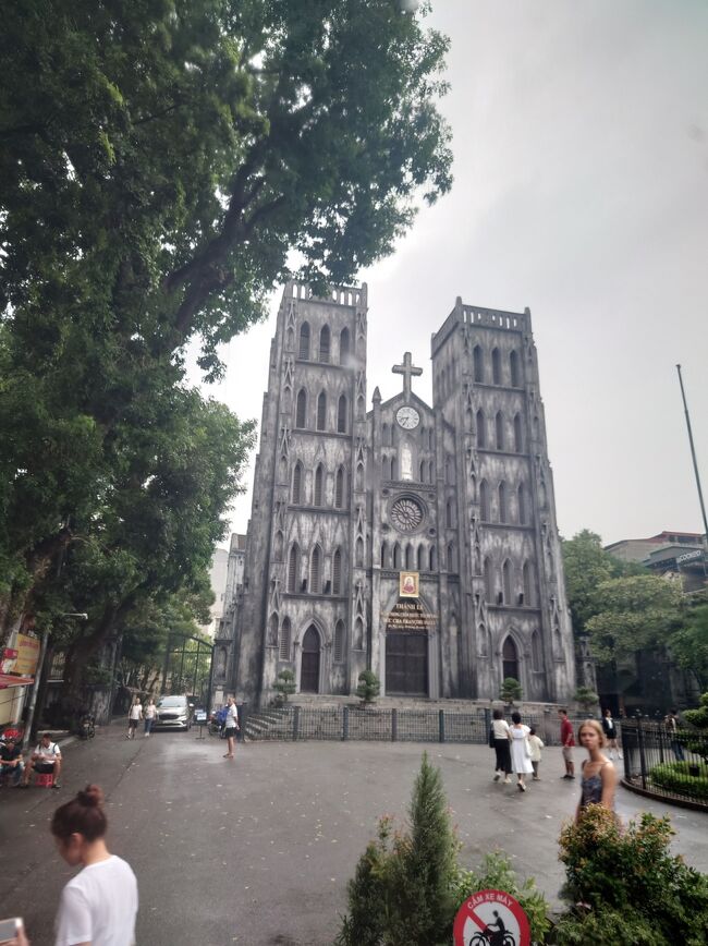 ハノイ市内の教会などの付近ホテルからツアー客をピックアップ。各ホテルをグルグル回るので１時間程度かかります。