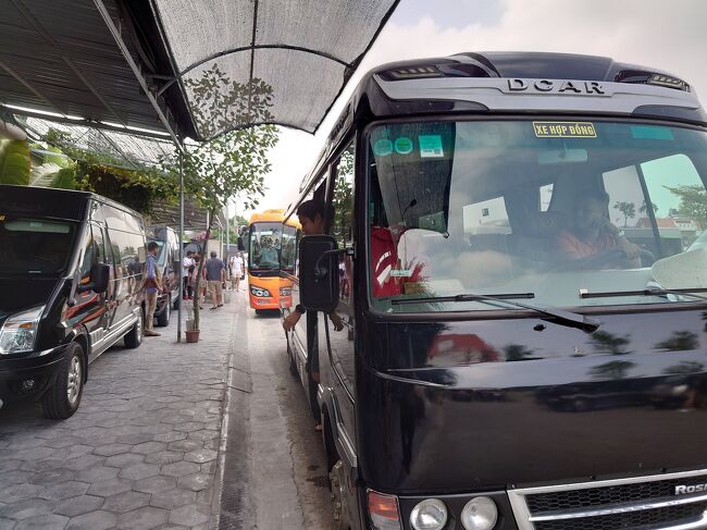 ツアー参加のバスは、16人程度の日本人。