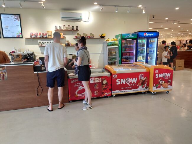 飲み物食べ物お土産を少々購入しハロン湾に向けてワクワクする。