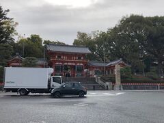 四条通りの東端にある神社です。