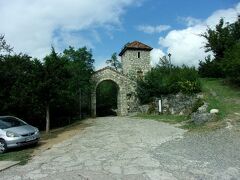 ここに車は駐車。下り坂を歩いていきます。