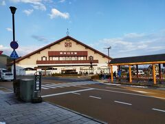 やっとたどり着いた東武日光駅駅舎です。　やはり風がひんやり冷たい。

もうすでに、ライトダウンを着た人が普通にいました。　夜になるともっと寒い。