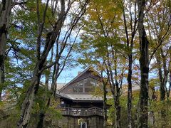 お昼すぎに霧降の滝へ。
紅葉始め、って感じでした。