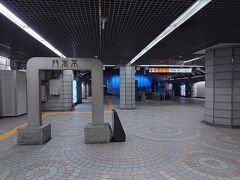 明洞の隣の駅「忠武路」で乗り換えて、オレンジの3号線で「景福宮」へ。
駅で娘のカードが反応しなくて、駅員はいないしオタオタしてたら、お姉さんがインターフォンで何やら言ってくれて出れました。
めっちゃ親切。
どうも娘のカードがダメダメで、この後何度もこういうことがあったけど、その都度韓国の人が助けてくれました。
みんなめっちゃ親切。無表情だったけど…(^-^;