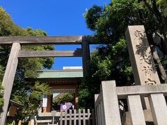 お昼まで少し時間があるので、東京大神宮にお参り。おじさんには無縁ですが、恋愛成就のご利益で有名です。