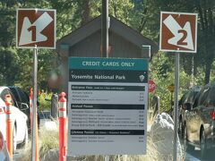 出発。
ホテルから１時間くらい車を走らせて、ヨセミテ国立公園の入り口に到着です。
