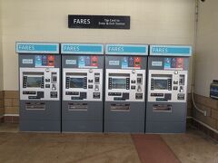 この機械でHOLOカード購入＄2と乗車料金＄3チャージします。
2.5時間以内なら＄3です。

1名＄5×3名＝＄15クレジットカードで一括購入できます。

位置情報がないので位置情報はアロハスタジアムになっています。
スタジアムは徒歩1分

アロハスタジアムの駅から乗車
駅名はハラヴァ駅
