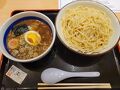 ツアー担当さんからオリを受けてチェックイン後、
当分日本食が食べられないからそばでも、、、と言いながら
なぜかラーメンとつけ麺を食べた。
トミタというラーメン屋さんは有名なのかな？
ちょっと酸味があって好きなスープだったけど、熱盛りにすればよかった。