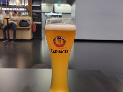 乗り継ぎ便まで2時間近く時間があるのでプラプラ散歩したり、ビールを飲んだり。
こちらのビールのグラスのデザインはこの形が多かった。
グラスを置くときにスクリューができるようで、これにより何か味に変化があるのかもしれないなーなどと考える。
味は癖がなくフルーティで軽いのでいくらでも飲める気がした。