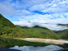 途中、左手には「仁淀川」沿いの美しい景色が見えてきます。

これぞ高知と言った山の風景？