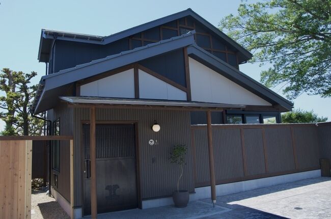 いとう旅館<br />旧いとう旅館は１９４６（昭和２１）年に建立され、その後増築された木造２階建の建物です。庭園から長良川鵜飼が見物できることから皇族の高松宮ご夫妻や政治家なども利用されたそうです。また岐阜を舞台にした小説『白い魔魚』を舟橋聖一氏が執筆した「桜の間」が知られており、小説の舞台ともなった由緒ある旅館でした。<br />しかし旅館は２代目女将の遺書により岐阜市に寄贈され、活用方法の公募により１棟貸しの宿泊施設になってリニューアルオープンしました。リニューアルした施設は木造２階建の２棟（東棟：燕。、西棟：鶯）です。最大５人と最大７人が宿泊できます。旧いとう旅館の柱や梁、塀の他、板をスライドして室内に風や光を取り入れる「無双窓」や美しい木目の天板を並べた「竿縁天井」などはリユースし、歴史の面影が息づいています。しかしかつての旧いとう旅館の写真と見比べると、その変貌ぶりには思わずため息が漏れます。<br />この辺りは眺めがよく閑静だったため、戦後この道沿いに大竹や芭蕉園、いとうなどの料理旅館ができたそうです 。 