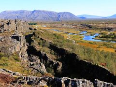 南北に連なるプレートの境目の地溝帯(ギャウ)が見られる。