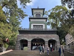 尾山神社　神門はシンボル