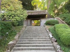 戸定が丘歴史公園に来ました。
徳川慶喜の弟、徳川昭武の明治時代の邸宅で、邸宅と庭園が公園となってます。