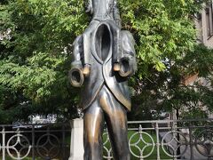この「シロカー通り」には、こんな不思議な銅像があります。
これはチェコ出身のユダヤ人作家「フランツ カフカ」の生誕120年を記念し、カフカ協会によって2003年12月に建てられたものだそうです。
カフカの作品って不思議ですが、この銅像も不思議ですよね。
