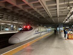 宜昌東駅で高鉄に乗って、武漢の漢口駅まで来ました。上海行きの夜行列車は、少し離れた武昌駅から出るので、武漢地下鉄で移動です。ホームから出て行く和諧号を見送りました。