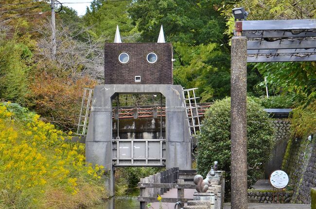 ロボット水門<br />ベースは鉄筋コンクリート構造物ですが、上部は外壁煉瓦造でロボットの顔を彷彿とさせます。正式名称は「忠節用水分水樋門」と言い、長良川から岐阜市内へ送水する役割の忠節用水の水量調整するものです。尚、頂部にある円錐は屋根から突き出しているシャフトを覆うカバーです。従来のワイヤ吊り下げ方式から上下に貫通するシャフトを用いてゲートを開閉する構造に変更したため、このカバーの設置でロボットに角があるような外観になりました。<br /><br />この続きは美濃国 岐阜紀行③岐阜城登城でお届けいたします。