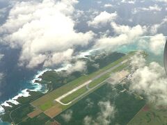 沖縄県宮古島市『下地島空港』の滑走路が見えます。

私たちは『宮古空港』の方へ向かっています。