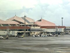 沖縄県宮古島市『宮古空港』の写真。

全日空NH1081便（東京・羽田空港 15:05発 ― 
沖縄・宮古空港 18:00着）が宮古島に到着しました。

17:50　着陸
17:55　ドアオープン

『宮古空港』の搭乗口5番ゲートに到着しました。