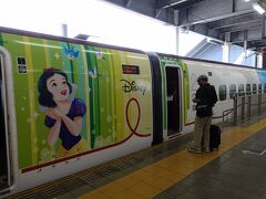 　朝９時半、タクシーに乗って我が家を出発。久留米駅９時５２分発の「つばめ」で博多駅へ向かいました。
　やって来たのは偶然にも、ディズニーキャラクターをあしらった、ワクワクスマイル新幹線。親子連れでいっぱいです。
