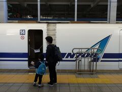 　今回の上京列車は２ヶ月前と同じ、１０時３６分発の「のぞみ２２号」です。東京までは５時間を切り、４時間５７分で結びます。
　車両も前回と同じく、最新型のN700Sじゃなくて残念。それでもアフターコロナの時代に合わせて、「のぞみ」は変革の時を迎えています。
