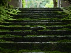 　道の駅背後にある大願寺。境内の施設で薬膳料理を提供しており、フォートラベルでは「グルメ・レストラン」に分類されているが、わびさびあふれる参道など見どころが多いお寺だ