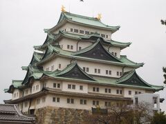 名古屋城天守閣。
とても立派ですが、現在は閉館中で中の見学は出来ませんでした。