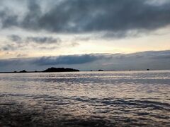 夕方になったので佐和田の浜へ。
