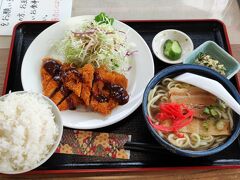 突然の昼飯。民宿まるよしの１階。量が多いことで有名。