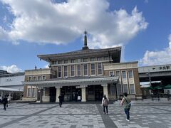 高架駅となった奈良駅ですが、昔の駅舎の建物が観光案内所として生かされています