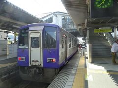 11：38，奈良からの列車は終点の加茂駅に4分遅れで到着、向かいホームには接続の亀山行きの列車が待っている