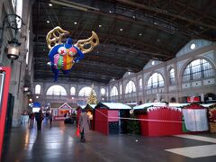 チューリヒでは駅の構内でクリスマス・マーケットを開催してます

駅前から市街地のほうもモチロン色々出てますけど、ここが立ち寄りやすいんですよね