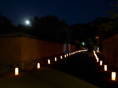 北台の武家屋敷に来ると東の空に満月に近い十四夜の月が見えてきました