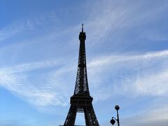 トロカデロ広場から橋を渡って、エッフェル塔の麓へ。

パリの街並みの隙間から見えるエッフェル塔も素敵ですが、目の前にどーんと見えるエッフェル塔も感動します。

周辺にはインスタ映えな写真を撮る人が多くいました。
