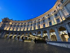 ローマ旅行4日目、この日も早起き。
5:22の共和国広場はまだ夜景の雰囲気です。
この建物はアナンタラ パラッツォ ナイアディ ローマ ホテル、もちろん5つ星。
