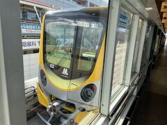 住之江公園駅からニュートラムに乗車。
新型車両です。
全国各地の交通系ICカードや回数カードで大阪シティバスとOsaka Metroを乗り継ぐと自動的に100円割引になります。
