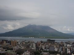 鰻で満腹の後は、まっすぐ城山ホテル鹿児島へ直行。２時ころ着いたのでチェックインには早いのでカフェでお茶して過ごしました。
　部屋に上がると眼前に錦江湾越しの雄大な桜島がドーンとお出迎えです。何回見ても桜島は凄いなー。若いころ６年間鹿児島に住んでいましたが、桜島は見飽きることがありません。