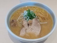 ってことで、館外を楽しんだ後は、遅い朝食でイオリへ。
1巡目で入れましたけど、すぐに行列になります。
そこまでして食べる？っていう感じの味ですけど。