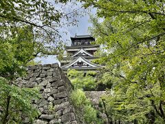 お！広島城が見えてきました。
広島城は毛利元就の孫の毛利輝元が築いた平城で、その後、福島氏、浅野氏と引き継がれていきます。

そして広島城と言えば、関ヶ原合戦後に入封した福島正則が幕府に無届けで城を改築した事を咎められ、改易・信濃国川中島へ転封させられました。
こう言う難癖の徳川家の歴史が… もちろん軍記物の影響なんですけど大河ドラマの…「我らが神の君」はどうしても馴染めません。