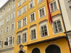 モーツァルトの生家だそうです♪

建物が黄色で目立ちます。